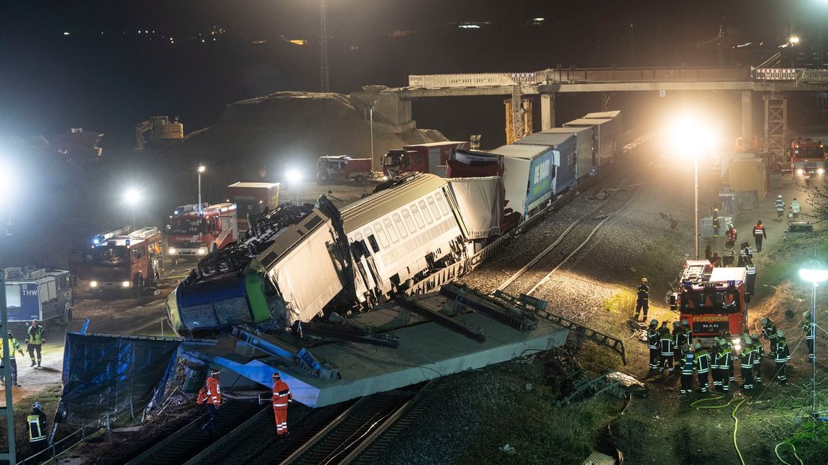 Vážná nehoda v Německu. Vlak narazil do betonového bloku